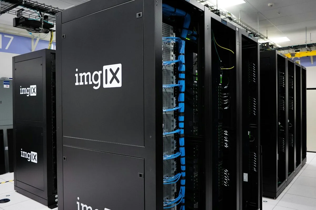 Racks de servidores com cabos azuis em um datacenter