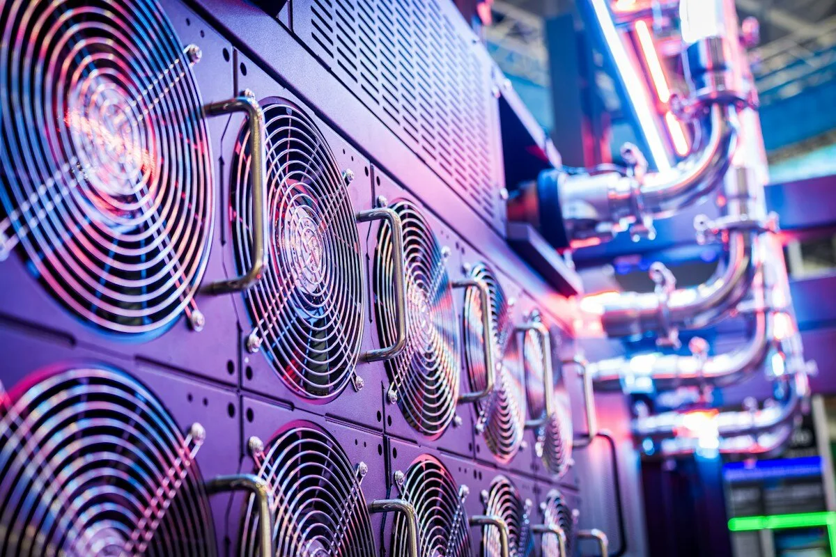 Ventoinhas de resfriamento de servidores em um rack de data center