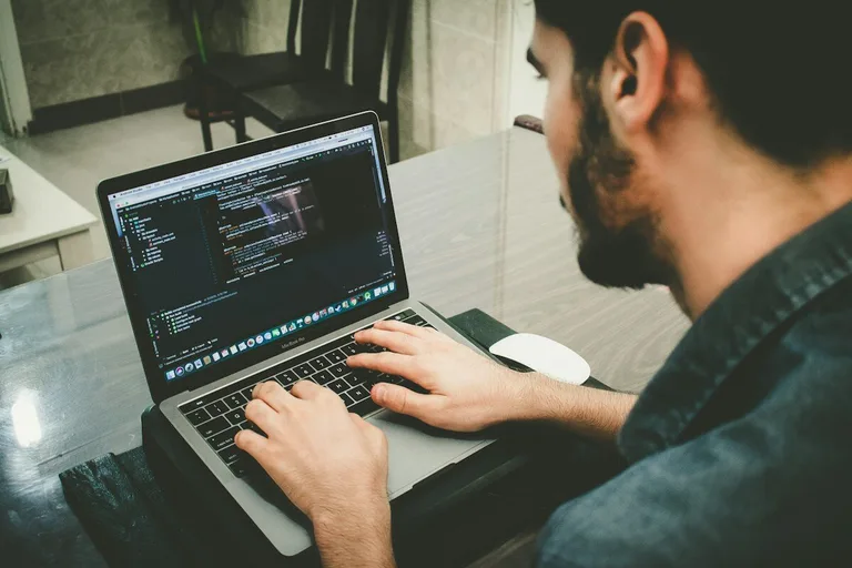 Capa do artigo: Por que a revisão de pull requests com IA dá trabalho?