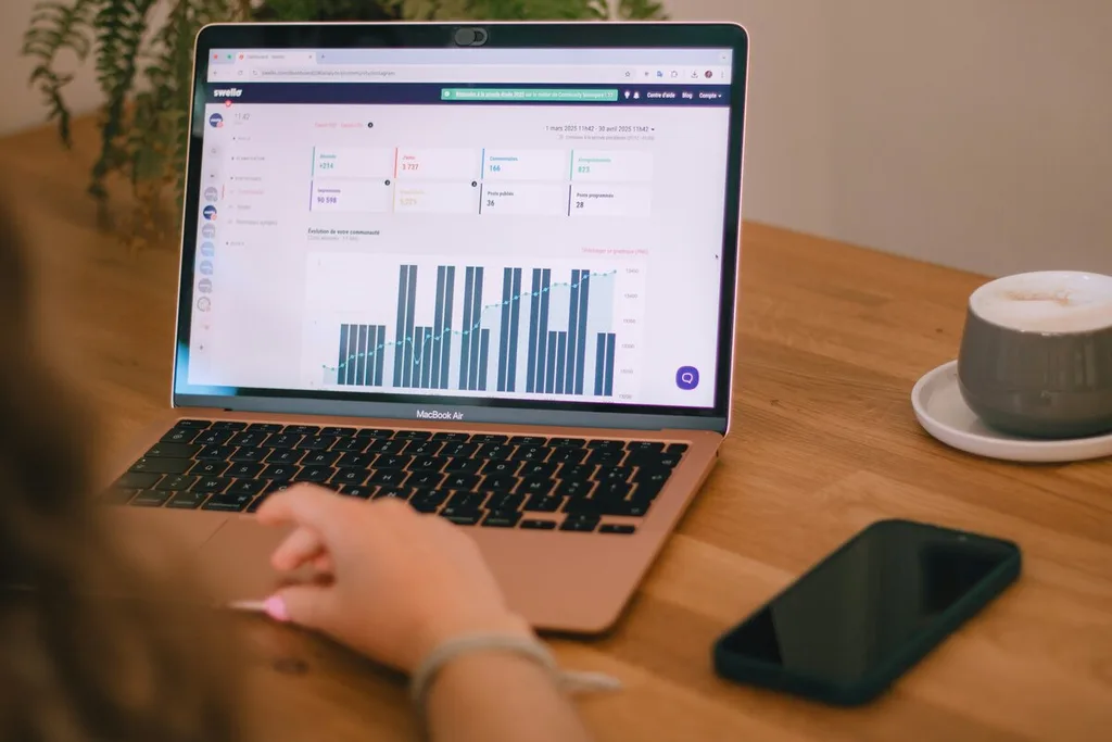 Notebook com métricas e gráfico de barras em uma interface web