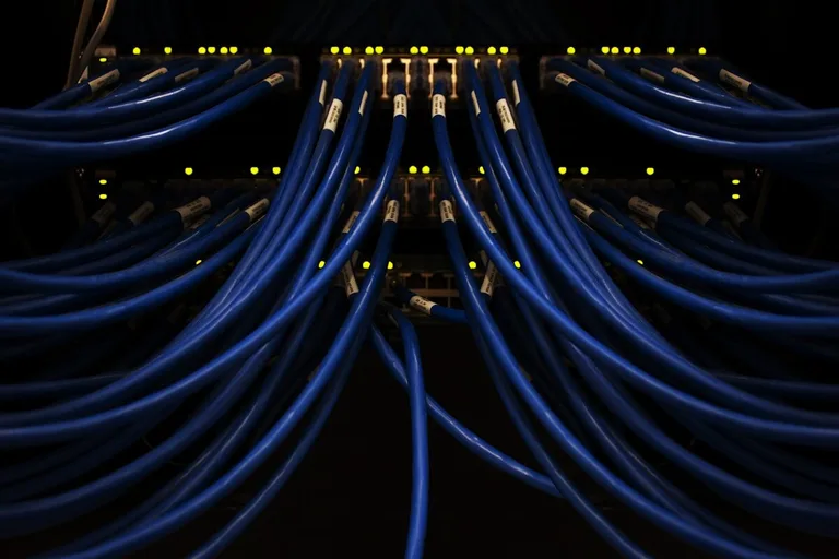 Capa do artigo: Como o Herdr mantém sessões na VPS com notebook fechado?