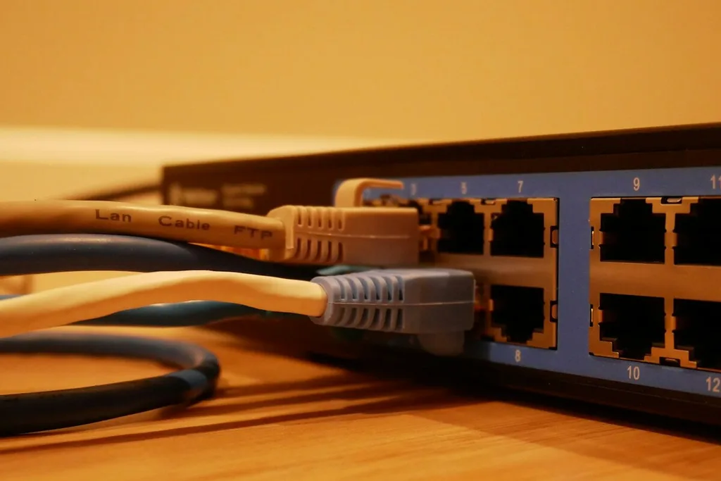 Equipamento de rede com cabos conectados