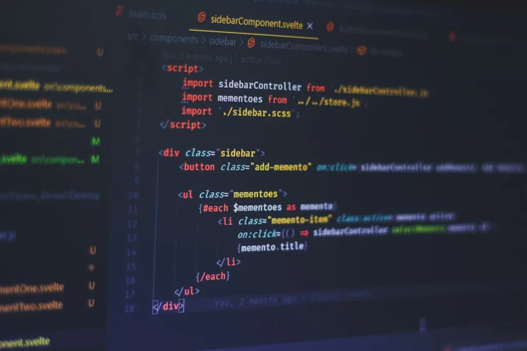 Tela de editor de código mostrando um componente Svelte em modo escuro