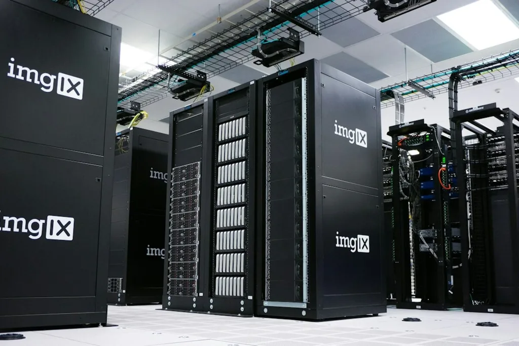 Equipamentos de rede instalados em um rack de servidores