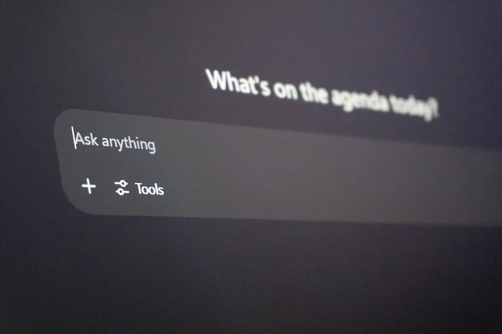 Campo de conversa de um assistente com o texto Ask anything