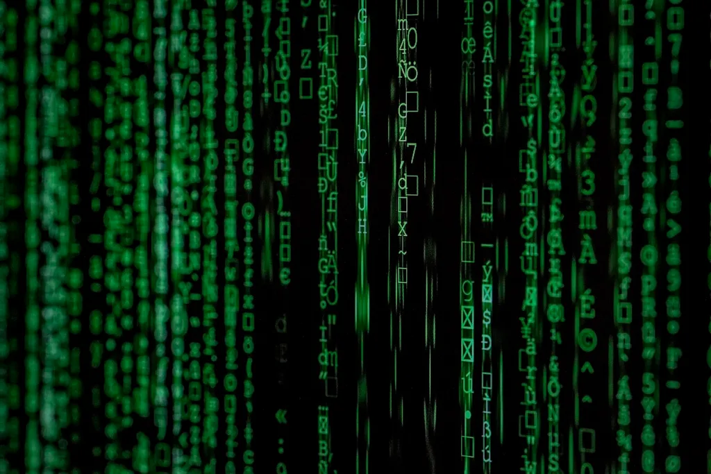 Caracteres verdes projetados sobre uma superfície escura