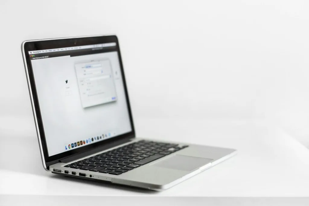 Laptop aberto numa tela de gestão de software