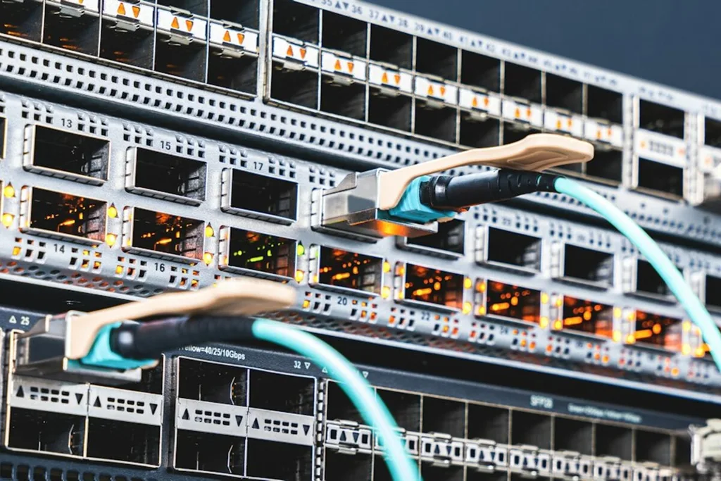 Cabos de rede conectados a equipamentos de infraestrutura