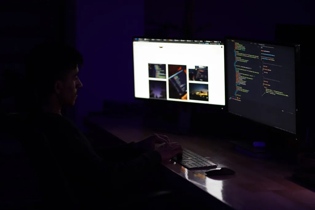 Notebook com terminal, editor e navegador organizados em workspaces para Vibe Coding