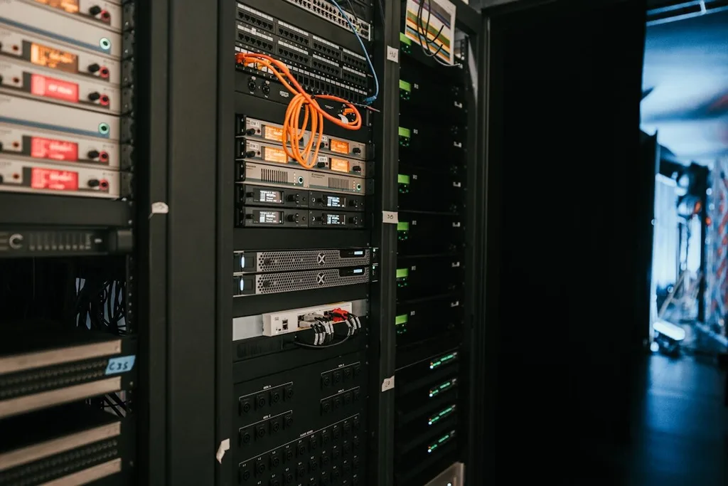 Rack de servidores com cabos de rede laranja em um datacenter