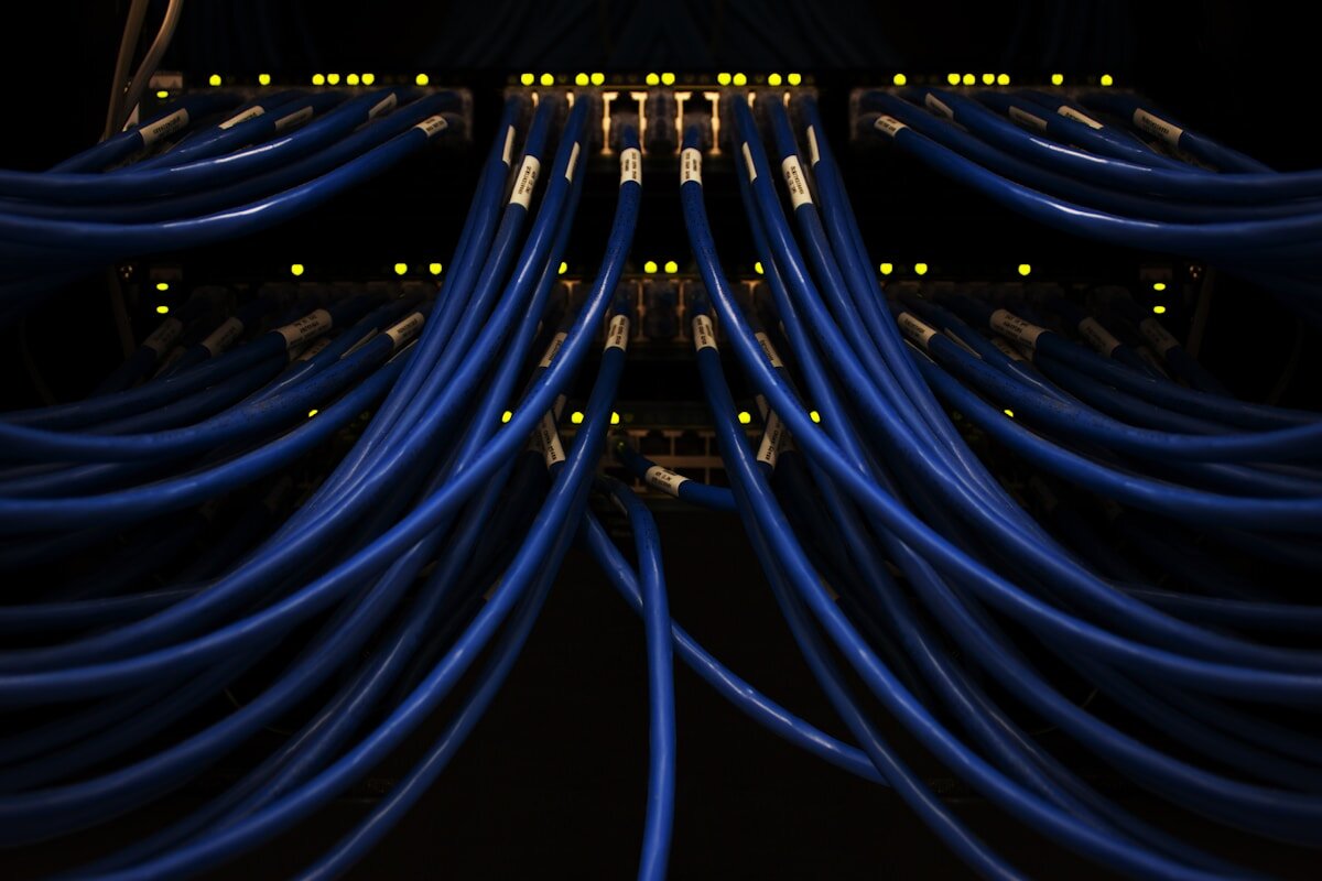Capa do artigo: Como o Herdr mantém sessões na VPS com notebook fechado?